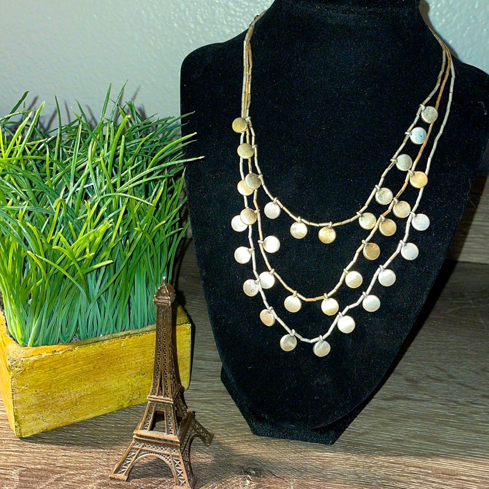 ADJUSTABLE THREE LAYERS GOLD AND SILVER NECKLCE.